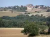 Landschaften des Lot-et-Garonne - Dorf Moirax mit seiner Kirche und seinen Häusern, umgeben von Ackerland und Bäumen