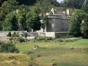 Landschaften der Lozère - Schloss Baume umgeben von Grün; auf der Gemeinde Prinsuéjols