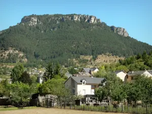 Landschaften der Lozère - Nationalpark der Cevennen: Häuser umgeben von Grün, am Eingang der Schluchten des Tarn