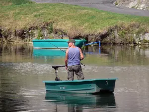 Landschaften der Seine-et-Marne - Angler in einer Barke (beim Angeln) auf dem Fluss Loing