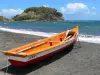 Landschaften der Martinique - Fischerkahn am Strand von Sainte-Marie mit Blick auf das Inselchen Sainte-Marie und den Atlantischen Ozean