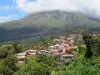 Landschaften der Martinique - Häuser der Gemeinde Morne-Rouge am Fusse des Vulkans des Berges Pelée