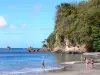 Landschaften der Martinique - Nichtstun am Strand der kleinen Bucht Céron, mit Urlaubern sich in den ruhigen Gewässern des Meeres badend