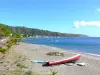 Landschaften der Martinique - Fischerkahn am Strand, mit Aussicht auf die Reede von Saint-Pierre