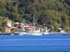 Landschaften der Martinique - Blick auf Saint-Pierre, mit seinen Häusern am Ufer des Meeres der Karibik, und die Boote schwimmend auf dem Wasser