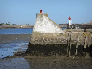 Landschaften der Normandie - Signallicht des Hafens Saint-Vaast-la-Hougue, auf der Halbinsel Cotentin