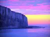 Landschaften der Normandie - Felsen der Küste Alabaster, Meer (Ärmelkanal) und rosa Himmel mit Wolken