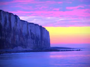 Landschaften der Normandie - Felsen der Küste Alabaster, Meer (Ärmelkanal) und rosa Himmel mit Wolken