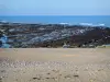 Landschaften der Normandie - Strand mit Kieselsteinen, Algen und Meer (der Ärmelkanal)