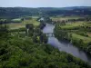 Landschaften des Périgord - Tal der Dordogne: Bäume, Brücke überspannt den Fluss (die Dordogne), Felder und Hügel