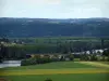 Landschaften des Périgord - Tal der Dordogne: Felder, Brücke überspannt den Fluss (die Dordogne), Bäume am Rande des Wassers und Hügel