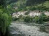 Landschaften des Périgord - Fluss (Vézère), Häuser der Stadt Bugue und Bäume am Rande des Wassers