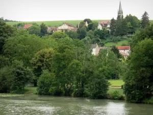 Landschaften der Picardie - Marne-Tal: Fluss Marne, Flussufer bepflanzt mit Bäumen, Häuser und Kirchturm der Kirche von Mont-Saint-Père