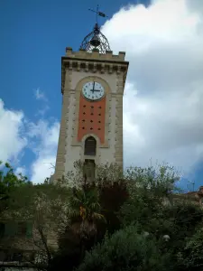 Landschaften der Provence - Kirchturm der Kirche von Aubagne