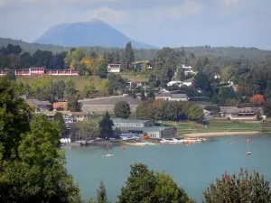 Landschaften des Puy-de-Dôme - Regionaler Naturpark der Vulkane der Auvergne: See von Aydat, nautischer Ort, Strand, Häuser, Bäume, Wald, und Gipfel des Puy de Dôme im Hintergrund