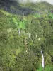 Landschaften der Réunion - Talkessel Salazie - Nationalpark der Réunion: Wasserfall Voile de la Mariée mit grünender Naturlandschaft