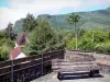 Landschaften der Réunion - Grünendes Dorf La Plaine-des-Palmistes, mit Sitzbank vorne