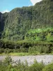Landschaften der Réunion - Felswände entlang der Strasse von Salazie