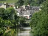 Landschaften der Sarthe - Häuser von Fresnay-sur-Sarthe am Ufer des Flusses Sarthe