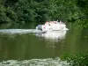 Landschaften der Sarthe - Tal der Sarthe: Flussboot fahrend auf dem Fluss Sarthe