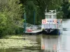 Landschaften der Sarthe - Tal der Sarthe: angelegtes Boot, und Bäume am Ufer des Flusses Sarthe