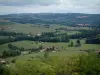 Landschaften des Tarn - Von der Oberstadt Cordes-sur-Ciel aus, Blick auf die Bäume, die Weiden, die Häuser, die Felder und die Wälder