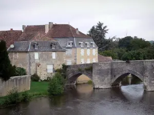 Landschaften der Vienne - Alte Brücke überspannend den Fluss Gartempe, Bäume und Häuser des Dorfes Saint-Savin