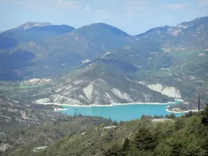 Landschappen van Alpes-de-Haute-Provence - Castillon meer (waterreservoir), omringd door smaragdgroene bergen in de Verdon Regionaal Natuurpark