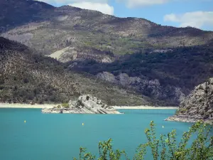 Landschappen van Alpes-de-Haute-Provence - Castillon meer (water reservoir) smaragd, bank en berg in de Verdon Regionaal Natuurpark