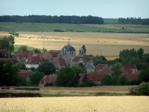Landschappen van de Aube - Bomen, een kerk en huizen in een dorp, omringd door velden