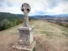 Landschappen van de Aveyron - Rougier Camarès, in het Regionaal Natuurpark van de Causses: oude kruis (gemeenschappelijke Gissac) met panorama