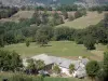 Landschappen van de Aveyron - Boerderij omgeven door bomen en weiden