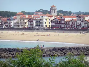 Landschappen van de Baskenland - Saint-Jean-de-Luz: uitzicht op het strand, de toren van de kerk van Saint-Jean-Baptiste en facades aan het strand van het resort