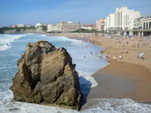 Landschappen van de Baskenland - Biarritz: rots, Grand Beach en gevels aan het strand van het resort