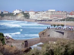 Landschappen van de Baskenland - Biarritz: Gateway Basta rots met uitzicht op de oceaan, de Grande Plage en de gevels aan het strand van het resort