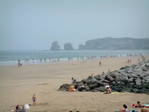 Landschappen van de Baskenland - Hendaye strand en vakantiegangers met uitzicht op de rotsen van twee tweelingen, de Atlantische Oceaan en de kliffen van de Baskische corniche