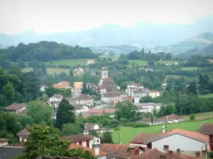 Landschappen van de Baskenland - Uitzicht over de daken en steeple Uhart-Cize kerk en de heuvels van Saint-Jean-Pied-de-Port