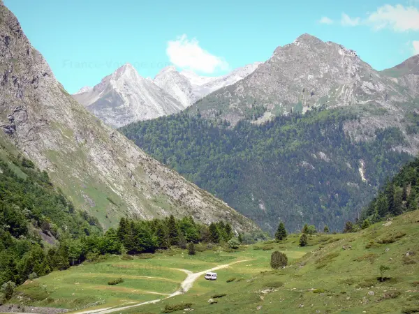 Landschappen van de Béarn - Pad vol weilanden met uitzicht op de Pyreneeën