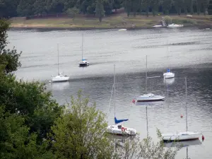 Landschappen van de Berry - Boten drijven op het meer Éguzon (Lake Chambon)