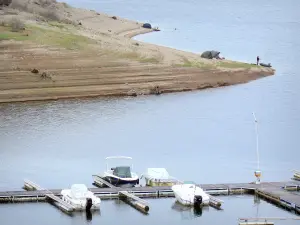 Landschappen van de Cantal - Lac de Bort-les-Orgues: vissers aan de kust en kleine jachthaven aan de voet van het kasteel van Val