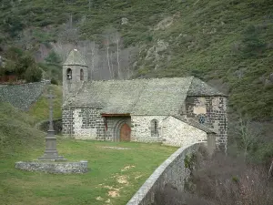 Landschappen van de Cantal - Truyère kloven: Saint-Illide kapel in de buurt van het kasteel van Alleuze