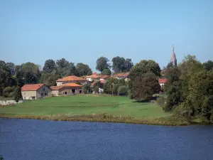 Landschappen van de Charente - Lake Mas Chaban (meren van de Boven-Charente), weilanden, toren, huizen en bomen