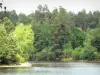 Landschappen van de Corrèze - Feyt meer, omgeven door bomen