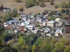 Landschappen van de Dauphiné - Dorp van Oisans omgeven door bomen en grassen