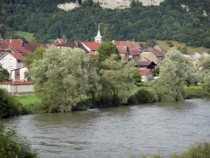 Landschappen van de Doubs - Doubs Valley: huizen en bomen langs de rivier de Doubs