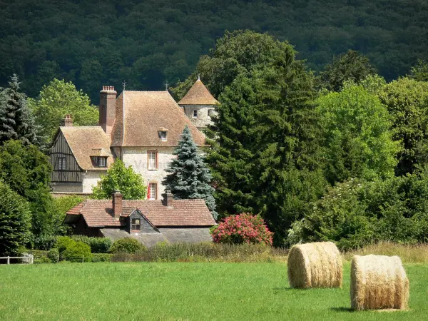 Landschappen van de Eure - Kasteel Vascoeuil (Centrum voor Kunst en Geschiedenis) in een groene, en balen hooi in een weide op de voorgrond