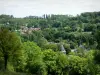 Landschappen van de Eure - Toren van de kerk van Saint-Denis en daken van huizen in het dorp Lyons-la-Foret, omringd door groen