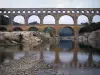 Landschappen van Gard - Pont du Gard aquaduct Roman (oude monument) met drie verdiepingen (niveaus) van de arcades (bogen), verspreid over de Gardon rivier, in de stad van Vers-Pont-du-Gard