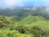Landschappen van Guadeloupe - Guadeloupe National Park : uitzicht op de groene heuvels van het Massif de la Soufrière, de kust van Basse - Terre en de Caribische Zee vanaf de Chemin des Dames naar de top van de vulkaan