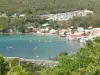 Landschappen van Guadeloupe - Uitzicht op het dorp van Deshaies in de zee